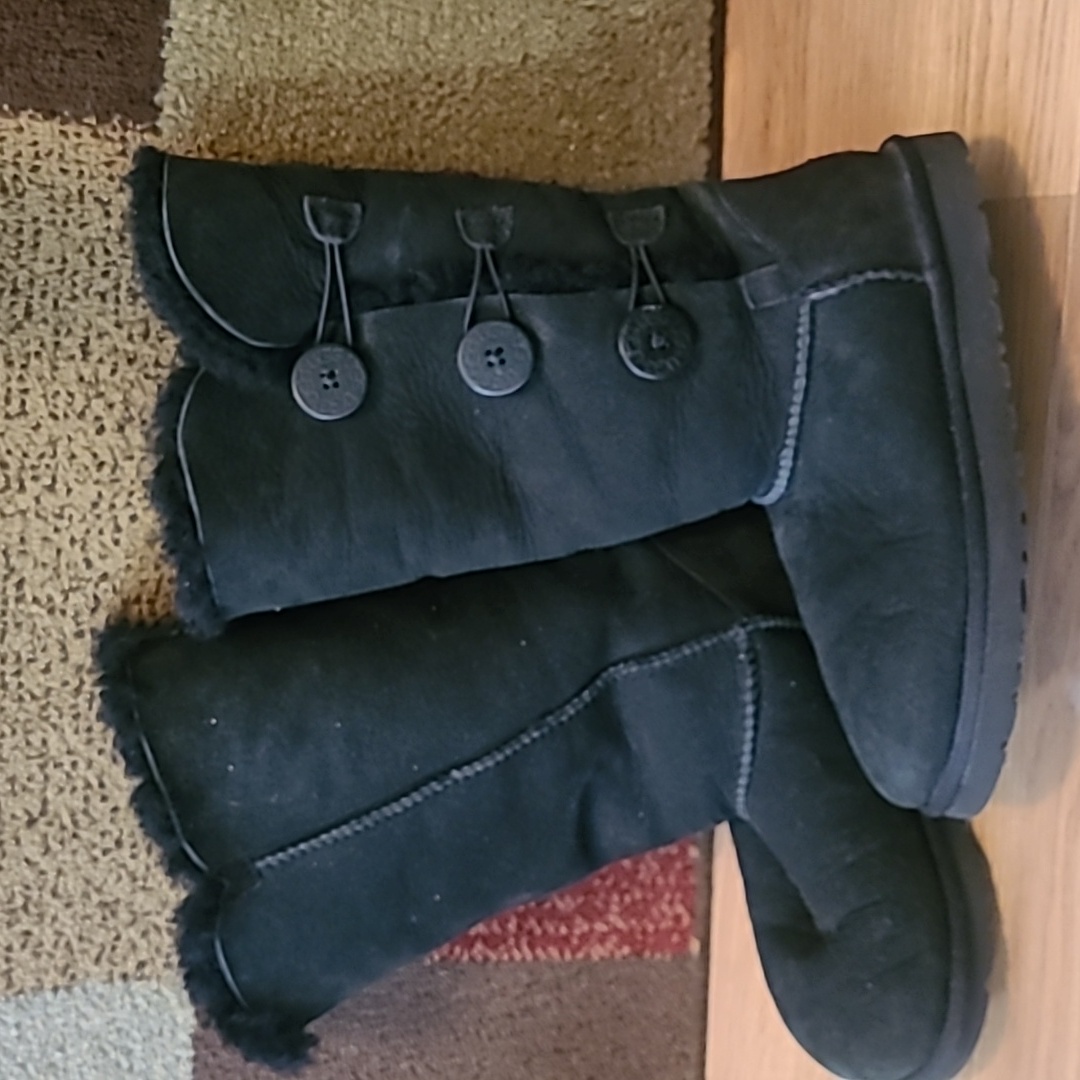 Triple Bailey Button Ugg